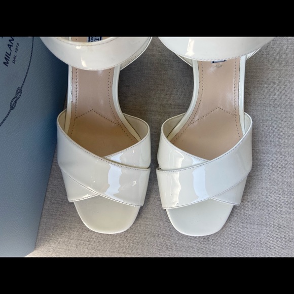 Worn once Prada white patent leather sandals with flowered heel - Picture 5 of 7